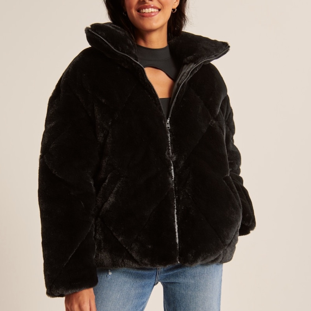 LAST CHANCE - Abercrombie Oversized Faux Fur Quilted Puffer Black - Picture 2 of 8